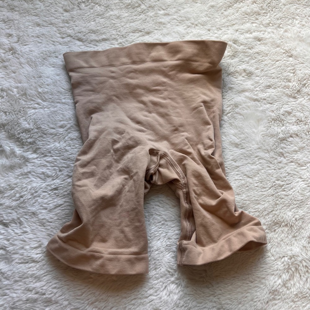 SKIMS Seamless Sculpting Short High Waisted Clay Nude Shapewear Size Small NWOT
